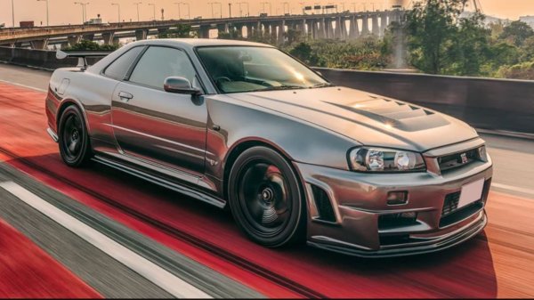 Nissan Skyline R34 GTR се отличава с това, че е най-добрата итерация на дългогодишната серия Skyline. Благодарение на джентълменско споразумение между производителите, GTR официално предлага фабричните 276 к.с., въпреки че Top Gear съобщава, че реалната цифра е по-скоро 330 к.с. Тази мощност може да бъде увеличена до около 400 к.с. с просто пренасочване, а напълно обновен двигател може да избута до над 1000 к.с. Дори в стандартна форма, колата е изключително бърза и изглежда впечатляващо, с неподвластен на времето дизайн, който се подобрява в сравнение с възприеманата &bdquo;закръгленост&ldquo; на R33 .
GTR е състояние да победи на пистата суперколи, които струват три пъти повече от него. Днес R34 GTR е сред най-желаните японски автомобили, като екземплярите с малък или никакъв пробег се продават за стотици хиляди долари.
